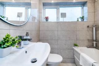 Modern 3BR Home , Ideal for Families & Contractors , Parking & High-Speed Wi-Fi - Dudley - 6