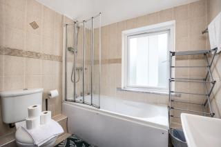 Bright 1BR Flat with Free Parking & Easy City Access - 6