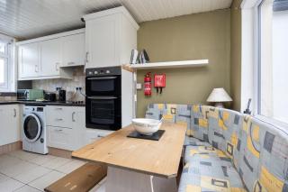 Bright 1BR Flat with Free Parking & Easy City Access - 5