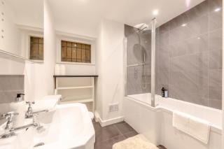 Beautifully Refurbished 2BD Flat- Clapham - 6
