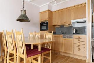 Ski-In Flat for 4 with Balcony - 2