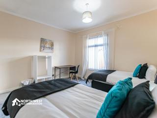 Spacious 3BR Home in Manchester for Family & Contractor Friendly - 3
