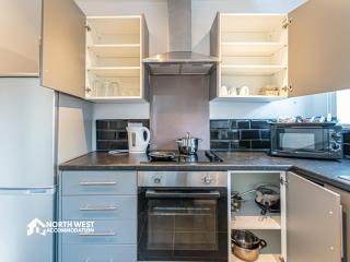 Spacious 3BR Home in Manchester for Family & Contractor Friendly - 7
