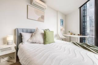 EQ Tower 2BR with Rooftop Garden, Pool & Gym in the Heart of Melbourne CBD - 5