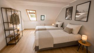 Großzügiges Apartment - 2 Schlafzimmer mit 6 Boxspringbetten, Schlafsofa, gemütlicher Essbereich, WLAN, Self Check-in - 0
