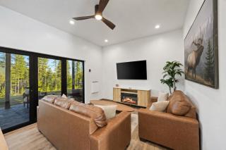 Glacier Luxury Retreat Elk View Cabin 1 - 1