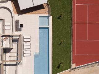 Dias Villa, Tennis, 2Pools, Walk to Beach & Shops, By ThinkVilla - 9
