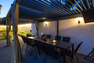 Viewpoint Holiday Home with heated pool & sew view - 9
