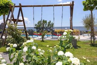 Viewpoint Holiday Home with heated pool & sew view - 8