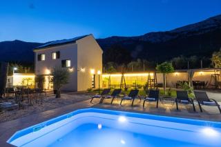 Viewpoint Holiday Home with heated pool & sew view - 6