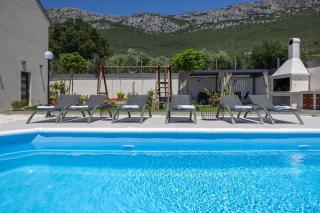 Viewpoint Holiday Home with heated pool & sew view - 7