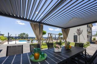 Viewpoint Holiday Home with heated pool & sew view - 9