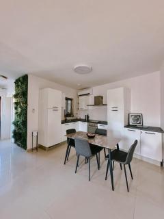 Beautiful Penthouse Outdoor Terrace Prime Location - 7