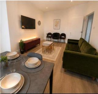 4 Bedroom House Sleeps 7 -Free Parking -Co-op Live - 0