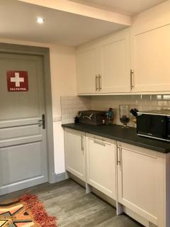 2 Ensuite Bedrooms Walk to town On Bus Route - 2