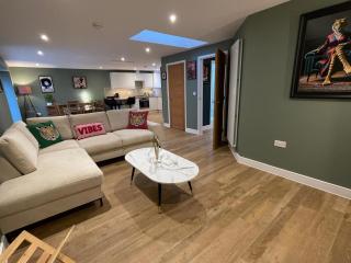 Stylish New Build 3-Bed House near Science Park - 0