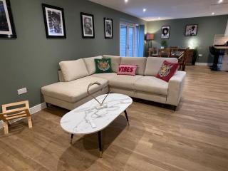 Stylish New Build 3-Bed House near Science Park - 8