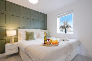 Stylish 5 Bedroom 3 Bathroom House I Driveway Parking I Pool Table I Sky TV I Super-Fast Wifi I Self-Check-In I By Yoko Property - 2