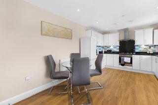 Heathrow Living 2BDR 2BA Apt by 360 Stays - Apt 06 - 2
