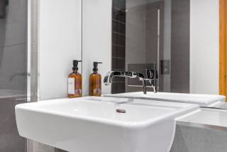 Stylish 2 Bed 2 Bath Apartment with Balcony & Parking - 8