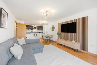 Stylish 2 Bed 2 Bath Apartment with Balcony & Parking - 4