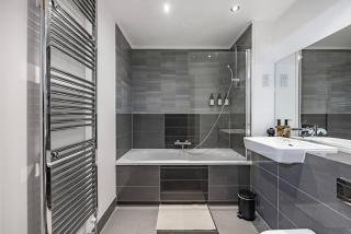 Elegant Dartford Retreat 2 Bed 2 Bath with Balcony and Parking - 6
