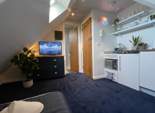 Modern Studio Retreat Just off Vibrant Mill Rd - 8