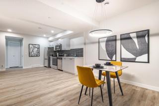Hotchlair Private Suite with Kitchen, Dining & Cozy Living Area - 3