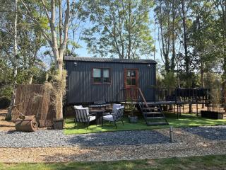 Sleeps 4 Luxury Shepards Hut Cotswolds Stratford upon Avon - 2