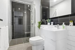 Sky Lounge Sauna Pool Stylish 2BR Steps from Melbourne Central - 4