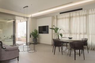 Leste Urban Living, a Stylish Suite for 2, centraly located, with private parking! - 8