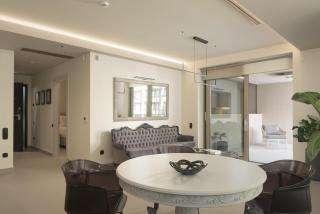 Leste Urban Living, a Stylish Suite for 2, centraly located, with private parking! - 7