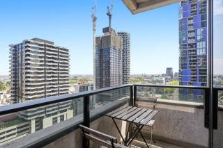 Sky Lounge Sauna Pool Stylish 2BR Steps from Melbourne Central - 2