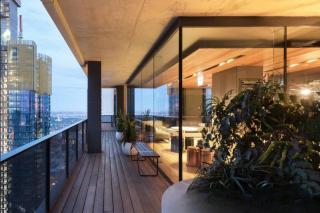 Sky Lounge Sauna Pool Stylish 2BR Steps from Melbourne Central - 1