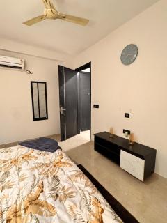 Luxury 1BHK Near Cyber City - 7