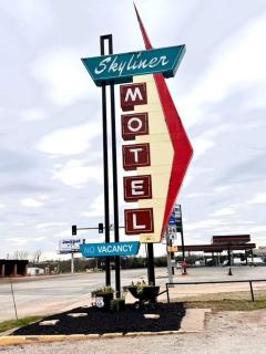 Skyliner Motel - 1