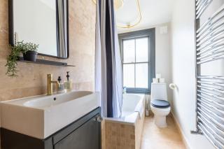 Luxuriously Designed 3 Bedroom Apartment in Clapham - 5