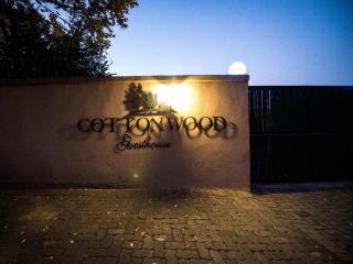 Cottonwood Guesthouse Bloemfontein - 1