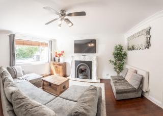 4-Bedroom Home Sleeps 10 Parking Garden - Pass the Keys - 0