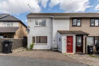 4-Bedroom Home Sleeps 10 Parking Garden - Pass the Keys - 9
