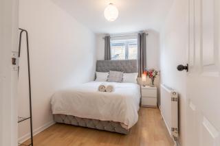 4-Bedroom Home Sleeps 10 Parking Garden - Pass the Keys - 2