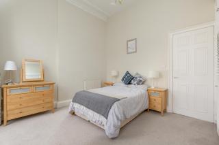 Light and Spacious 2 Bedroom Flat in Heart of Edinburgh - 8
