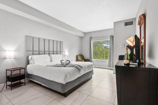 Disney Shuttle Studio & Resort Pool & Parking - 2
