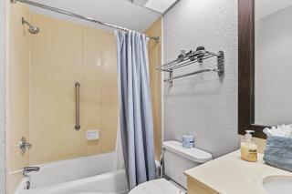 Disney Shuttle Studio & Resort Pool & Parking - 1