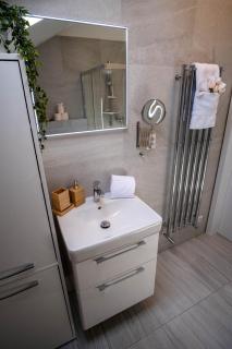 Stylish Top-Floor Apt, Skylights, AC, Netflix - 2