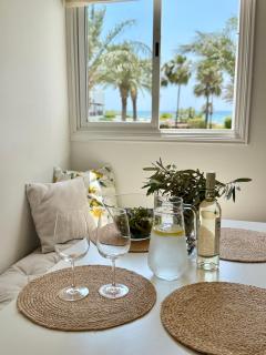 Palms & Lemons Seaview Apartment - 9