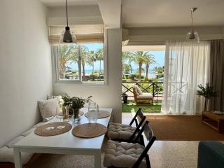 Palms & Lemons Seaview Apartment - 6
