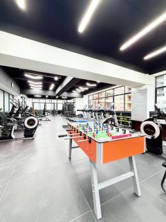 Quaint Sky-High Studio Pool, Gym & Work Nook - 9