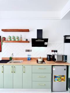 Quaint Sky-High Studio Pool, Gym & Work Nook - 7