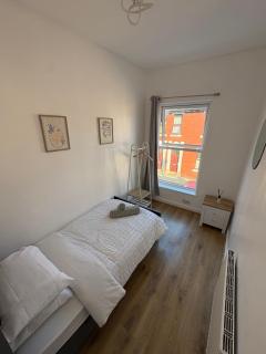 Spacious 4 Bedroom Home With Free Parking - 2